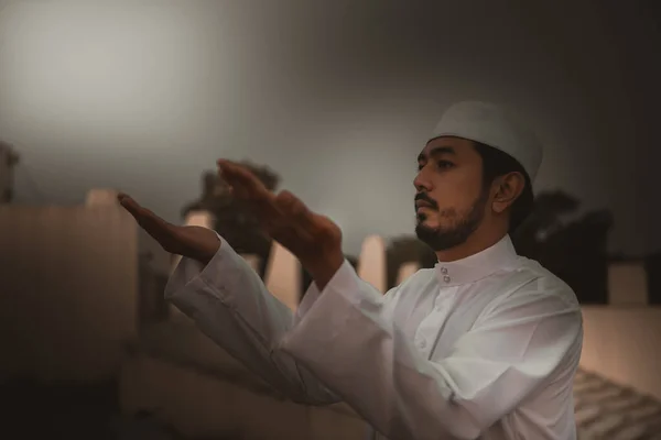 Young Asian Muslim Man Praying Sunset Ramadan Festival Concept — Fotografia de Stock