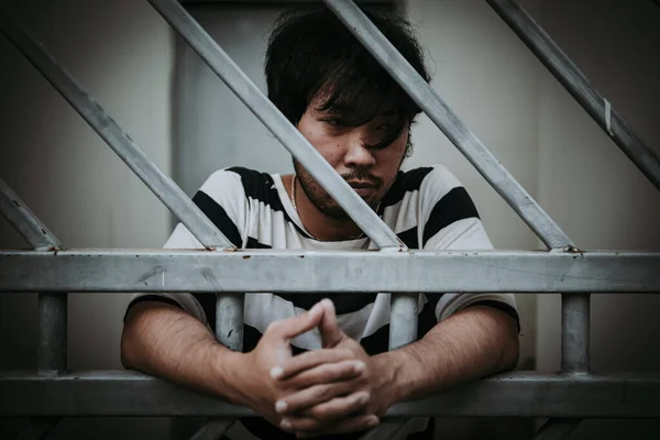 鉄の刑務所を捕まえるために必死の男の手 囚人の概念 タイの人々 自由への希望 有罪の人が処罰されます — ストック写真