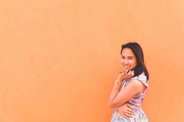 Retrato Bela Mulher Asiática Posar Parede Laranja Estilo Vida Uma — Fotografia de Stock