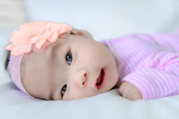 Gros Plan Asiatique Bébé Fille Pleurer Sur Tapis Laine Blanche — Photo