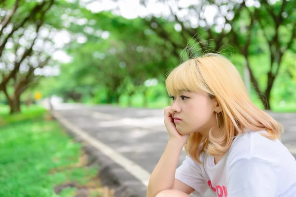 Porträt Eines Jungen Asiatischen Mädchens Das Tunnelbäumen Sitzt Schöne Thailänderin — Stockfoto