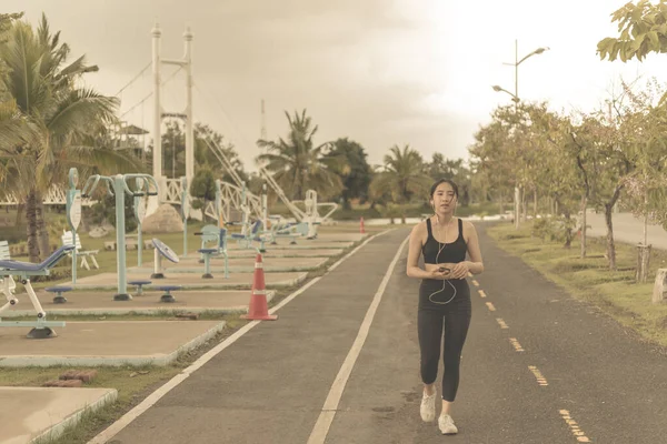 Asiática Mujer Corriendo Parque Escuchar Música Con Correr Feliz Mujer —  Fotos de Stock