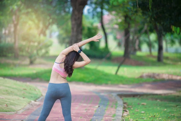 公園で新鮮な空気を呼吸アジアのスポーティー女性ストレッチ タイ人 フィットネスや運動の概念 — ストック写真