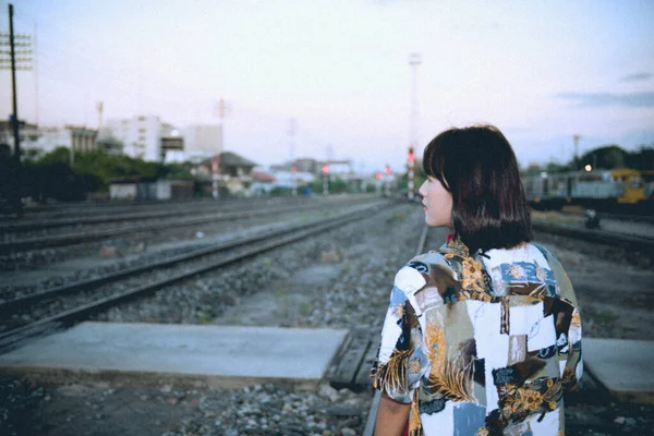 Retrato Chica Hipster Asiática Puesta Del Sol Ferrocarril —  Fotos de Stock