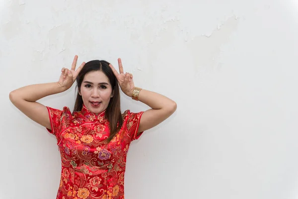 Aziatisch Vrouw Cheongsam Witte Muur Gelukkig Chinees Nieuwjaar Concept — Stockfoto