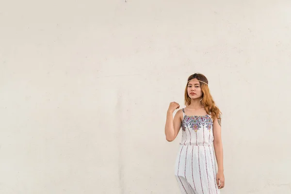 Retrato Menina Boêmia Asiática Parede Branca Tailandesas Hippie Girl — Fotografia de Stock