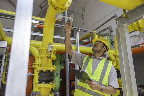 Ingeniero Asiático Con Gafas Que Trabajan Sala Calderas Comprobación Mantenimiento —  Fotos de Stock