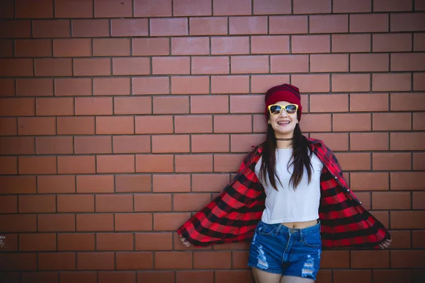 Retrato Chica Hipster Asiática Fondo Pared Ladrillo Estilo Vida Tailandia — Foto de Stock