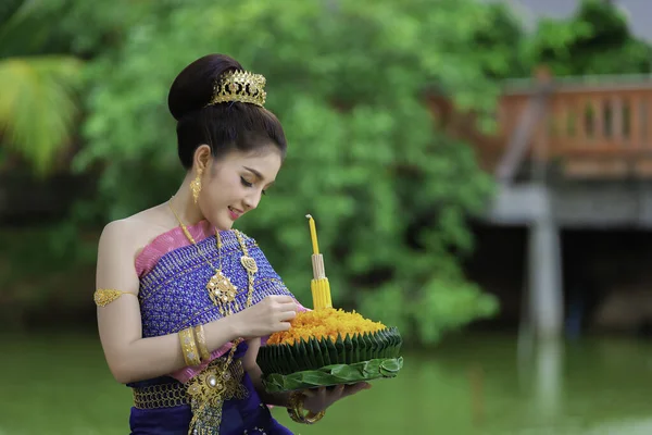 Portret Pięknej Azjatyckiej Kobiety Tajskiej Sukience Tradycyjne Modlitwy Trzymać Kratong — Zdjęcie stockowe