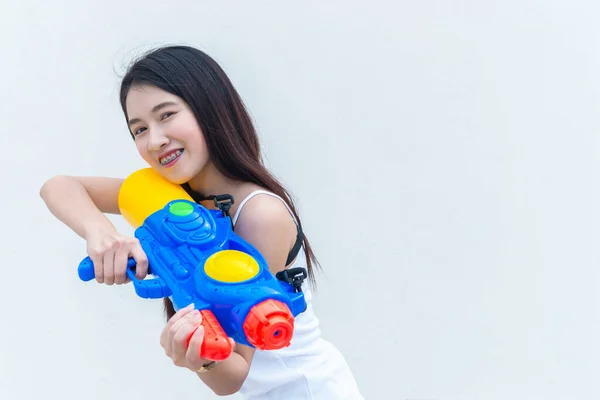 Mulher Asiática Com Arma Água Mão Sobre Fundo Branco Festival — Fotografia de Stock