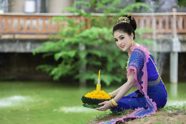 Portrait Belle Femme Asiatique Robe Thaïlandaise Traditionnelle Prière Tenir Kratong — Photo