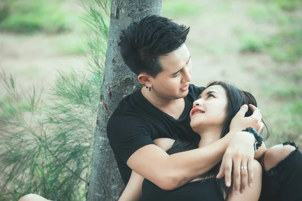 Imagem Casal Asiático Apaixonado Divertir Parque Conceito Pessoas Felizes — Fotografia de Stock