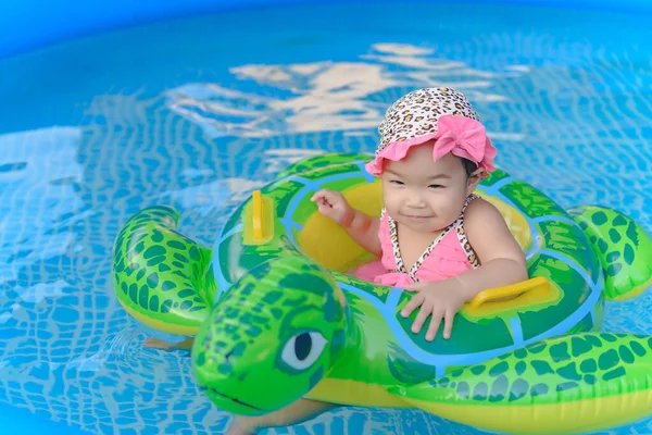 Menina Nadando Piscina Conceito Saudável — Fotografia de Stock