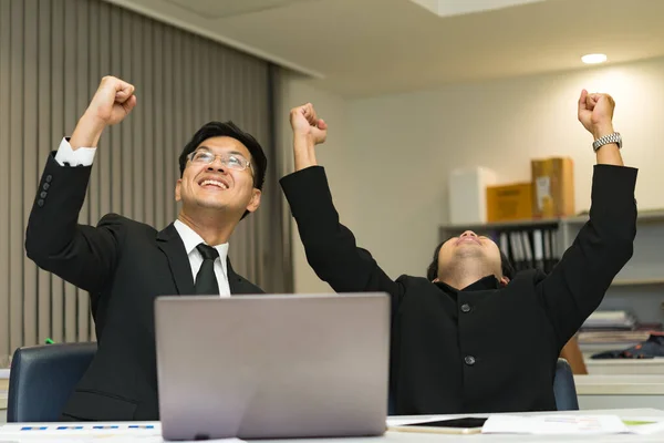 Dois Empresários Asiáticos Conceito Sucesso Tailândia Empregado Feliz Trabalho Terminado — Fotografia de Stock