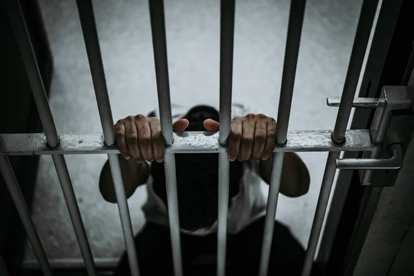 Handen Van Mens Wanhopig Zoek Naar Ijzeren Gevangenis Gevangene Concept — Stockfoto