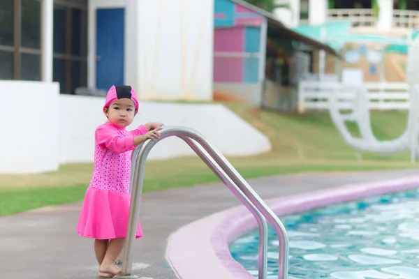 Retrato Hija Nadando Piscina Tailandia Personas Linda Niña Usar Traje — Foto de Stock