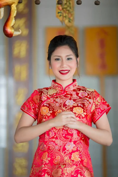 Portret Pięknej Azjatyckiej Kobiety Sukience Cheongsam Tajlandia Ludzie Happy Chinese — Zdjęcie stockowe