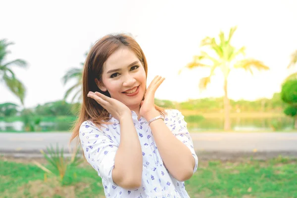 Primer Plano Foto Bonita Mujer Asiática Posando Aire Libre — Foto de Stock