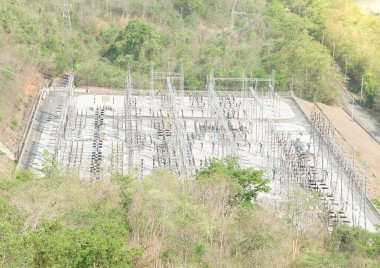 Güneşli bir günde dağlarda elektrik istasyonu