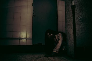 Asyalı kadın portresi kanla, korku sahnesiyle, korkunç geçmişiyle, Cadılar Bayramı posteriyle, Taylandlı insanlarla dolu.