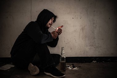 Asyalı erkekler kendi damarlarına eroin enjekte eden uyuşturucu bağımlılarıdır. Flakka ya da zombi ilacı tehlikeli, Tayland uyuşturucu konseptine hayır, ıssızlıktaki kötü adam uyuşturucuları.