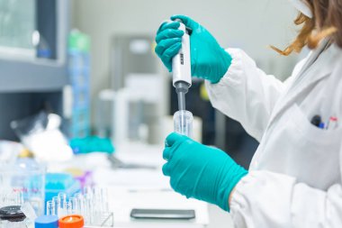 Bilim adamları plastik tüplere kimyasallar enjekte ettiler..