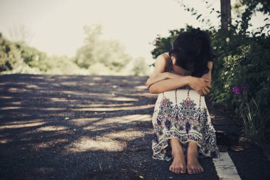 Kapatın üzgün, güzel Asyalı kadını gereksiz aşktan, aşksız hayattan, kalbi kırık kız konseptinden