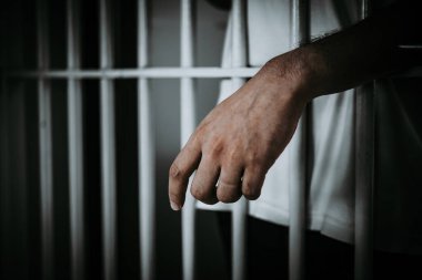 Demir hapishaneyi, esir konseptini, Tayland halkını yakalamak için çırpınan adamın elleri..