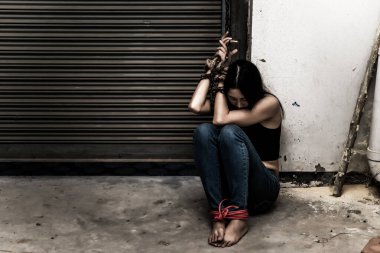 Asyalı rehine kadın gece olay yerinde iple bağlandı hırsızlar fidye için kaçırıldı, Tayland halkı...