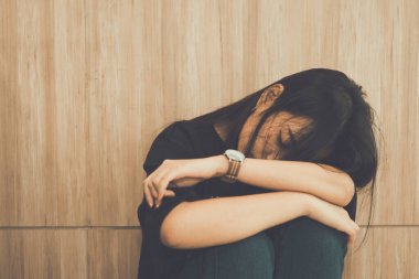 Gereksiz aşktan gelen üzgün, güzel Asyalı kadın sevgilisini çok düşünür. Aşksız bir hayat, kederli kadın kalp kırıklığı konsepti, karanlık tonda üzgün kadın konsepti.