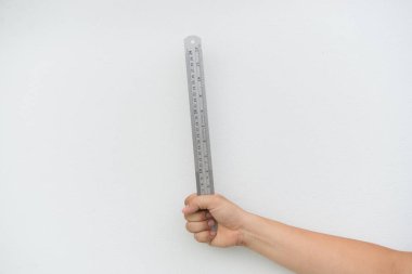 Beyaz arkaplanda çelik cetvel