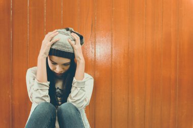 Asyalı üzgün kız kütüphane tarzı, Taylandlı kadın aşk stresi, kalp kırıklığı konsepti, karanlık ton