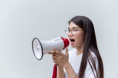Beyaz arka planda hoparlörü olan güzel Asyalı kadın, Taylandlı insanlar, kızgın kadın konsepti.