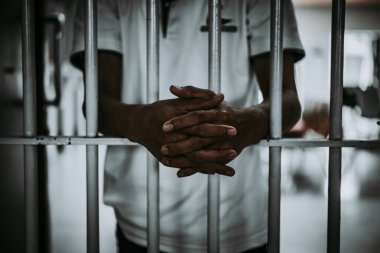 Demir hapishaneyi, esir konseptini, Tayland halkını yakalamak isteyen adamların elleri, özgür olmayı umuyoruz..