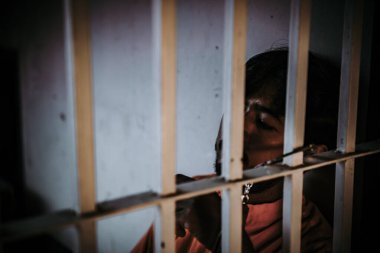 Demir hapishaneyi, esir konseptini, Tayland halkını yakalamak isteyen adamların elleri, özgür olmayı umuyoruz..