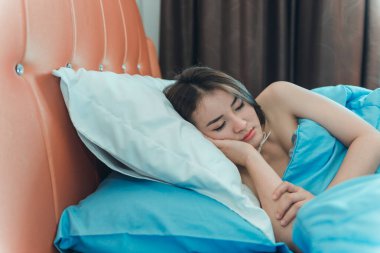 Kapat Asyalı kadın uyu, dinlenme zamanı, bekar bir kadının hayatı, sıkı çalışmaktan yoruldu.