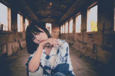 Asyalı güzel kızı, tren istasyonunda bohem tarzı esmer bir tonla kapat.