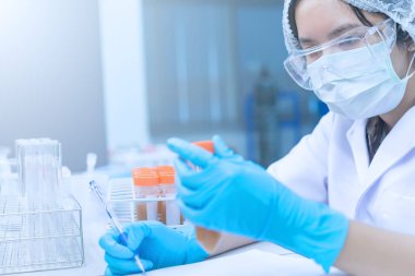 Bilim adamı, deneyden önce plastik tüplere kimyasal madde enjekte etti.