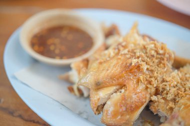 Kızarmış Tayland usulü sarımsaklı tavuk, yumuşak odaklı.