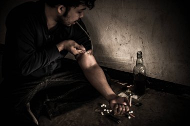 Asyalı erkekler kendi damarlarına eroin enjekte eden uyuşturucu bağımlılarıdır. Flakka ya da zombi ilacı tehlikeli, Tayland uyuşturucu konseptine hayır, ıssızlıktaki kötü adam uyuşturucuları.