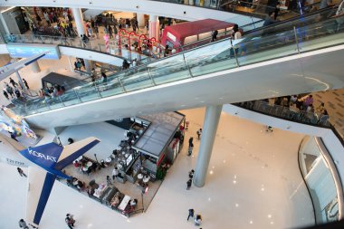 Korat - Tayland - 24 Aralık 2016: Tanımlanamayan kişiler yoğun bir şekilde birlikte 21. Terminal 'de sahne aldılar. Burası çok ünlü bir alışveriş merkezi.