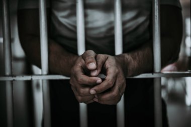 Demir hapishaneyi, esir konseptini, Tayland halkını yakalamak isteyen adamların elleri, özgür olmayı umuyoruz..