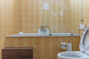 Lavabodaki musluk alçak açılı, parlak neon ışıklı.,