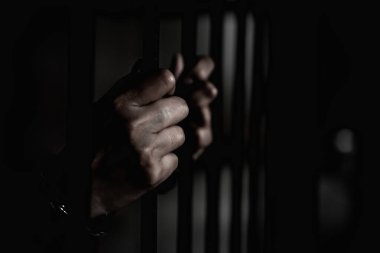 Demir hapishaneyi, esir konseptini, Tayland halkını yakalamak için çırpınan kadınların elleri özgür olmayı umuyor..