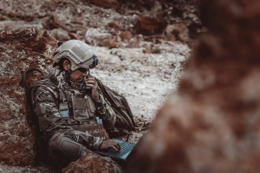Tayland çölündeki savaşlarda özel kuvvetlerin askerleri, ordu askeri harekat sırasında telsiz kullanarak uydu ile haritayı görmek için dizüstü bilgisayar kullanırlar.