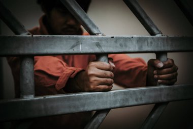 Demir hapishaneyi, esir konseptini, Tayland halkını, özgür olmayı umut eden suçluları yakalamak için çırpınan adamların elleri..