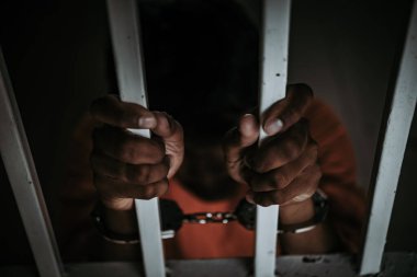 Demir hapishaneyi, esir konseptini, Tayland halkını yakalamak isteyen adamların elleri, özgür olmayı umuyoruz..