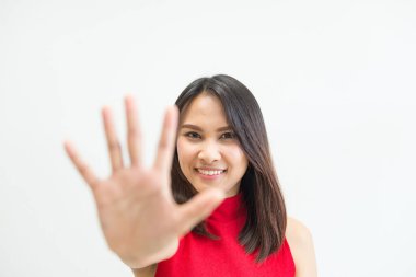 Kadın beş parmakla el hareketi yapıyor, seçici odaklanma.