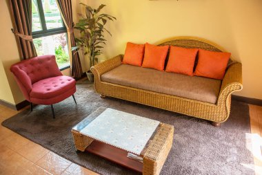 Gündüz modern oturma odası, yerde yün halı, dinlenme zamanı, ailenin boş vakitleri için köşe.