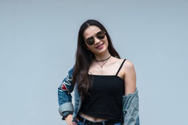 Güzel Asyalı şık bir kızın portresi fotoğraf çekimi için, gençlerin yaşam tarzı Tayland halkı, modern kadın mutlu konsept